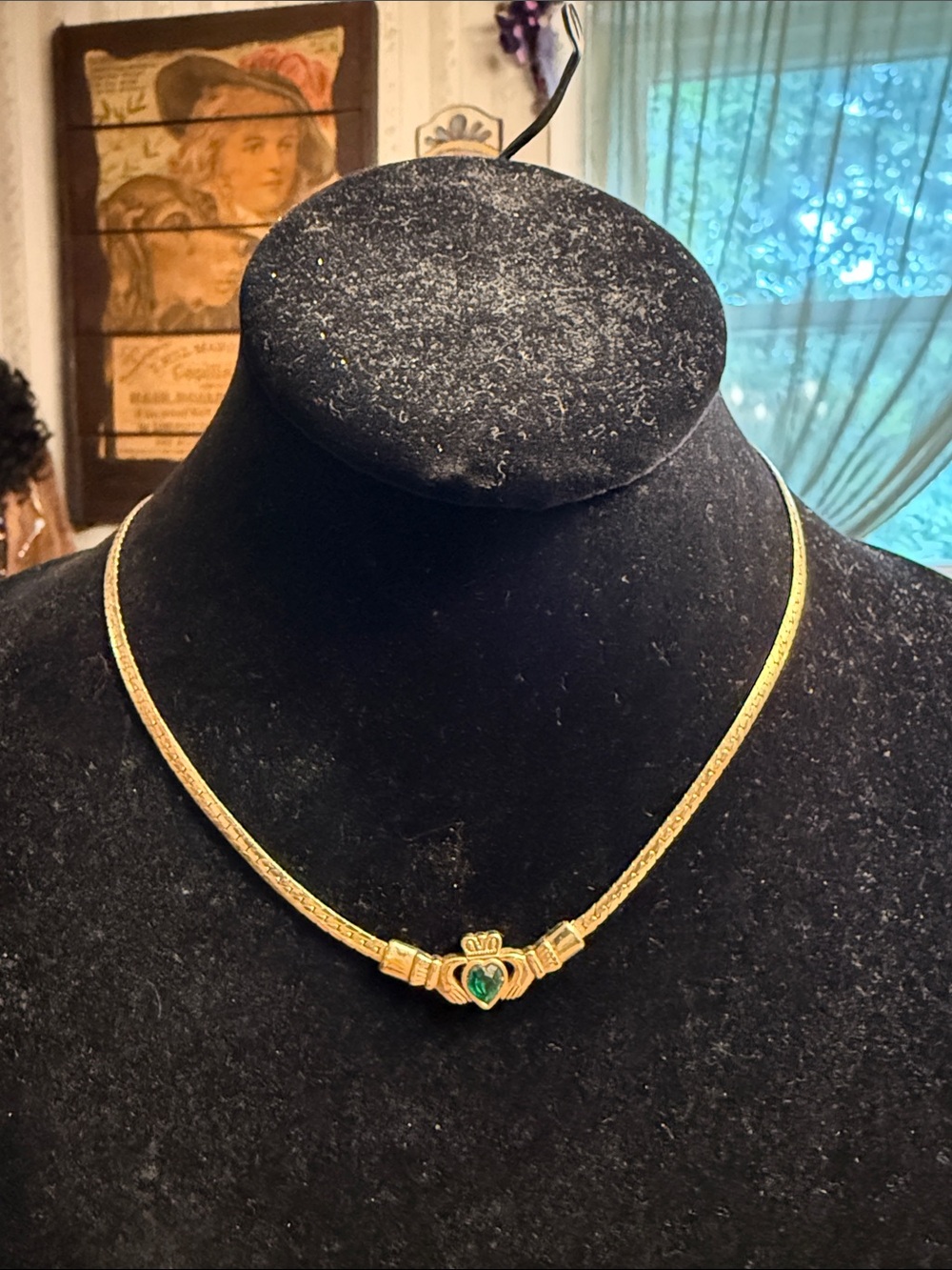 Vintage 1970s gold tone serpentine Claddaugh  necklace with green heart station